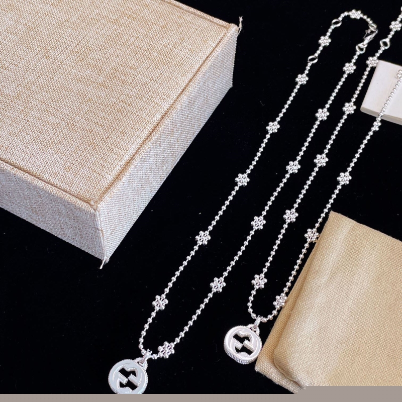 G*u*i necklaces